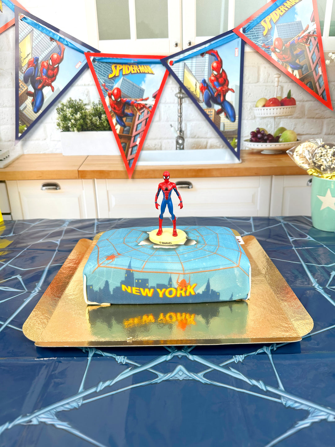 Spider-Man® auf Spinnennetz über New York -Torte