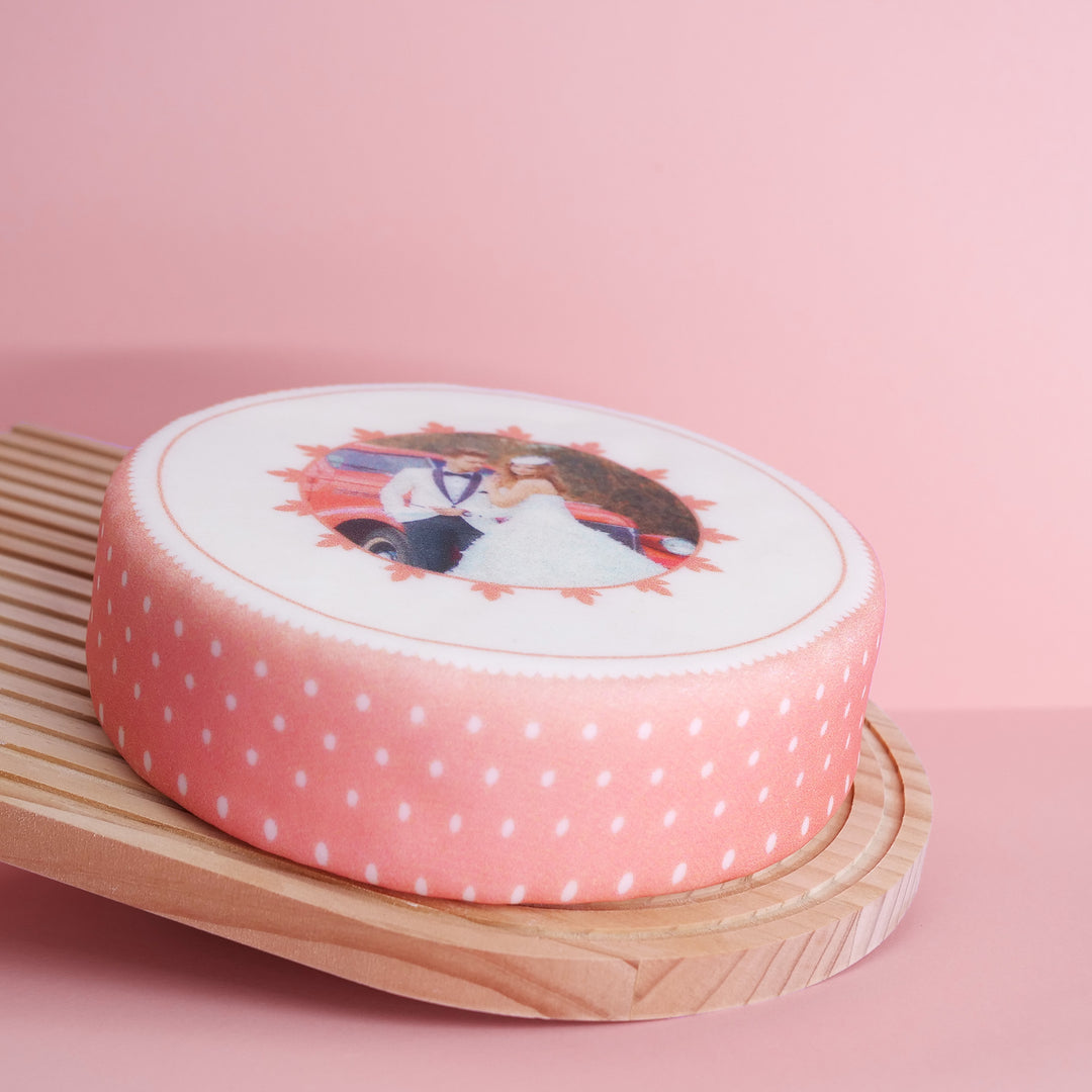 Fototorte mit pastell-pinken Rahmen, rund