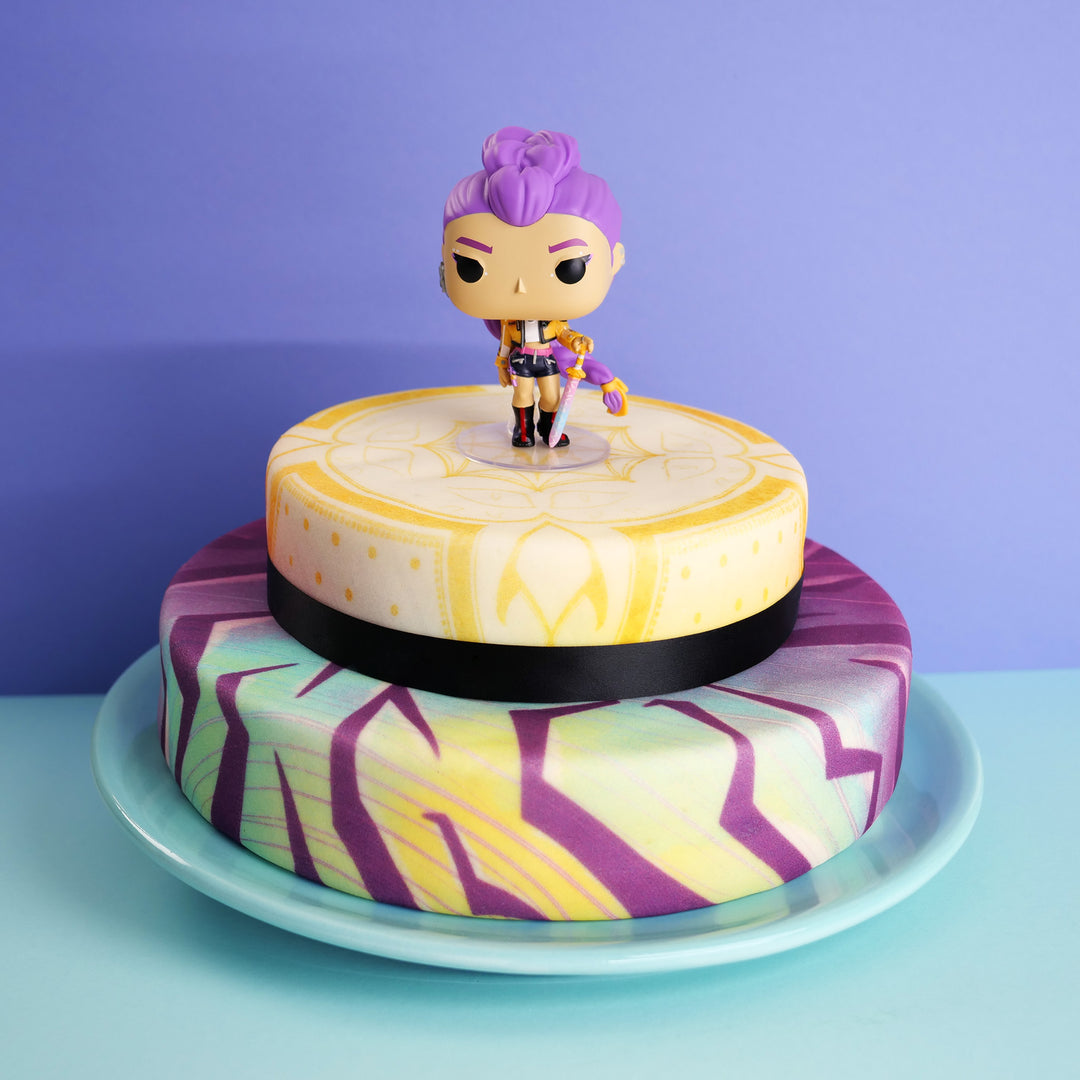 KPop Demon Hunters® Figur auf 2-Stöckiger Torte