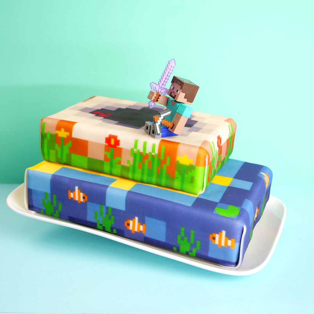 Minecraft®-Figur auf zweistöckiger Küsten-Torte