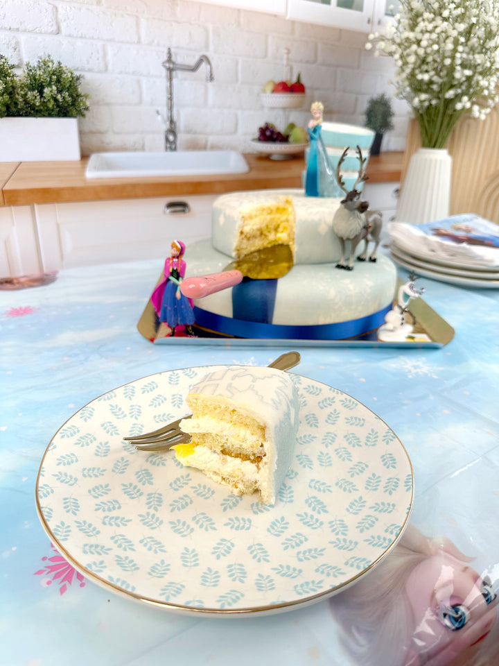 Die Eiskönigin® Elsa, Schwester Anna &amp; Olaf Figuren auf 2-stöckiger Schneeflocken-Torte