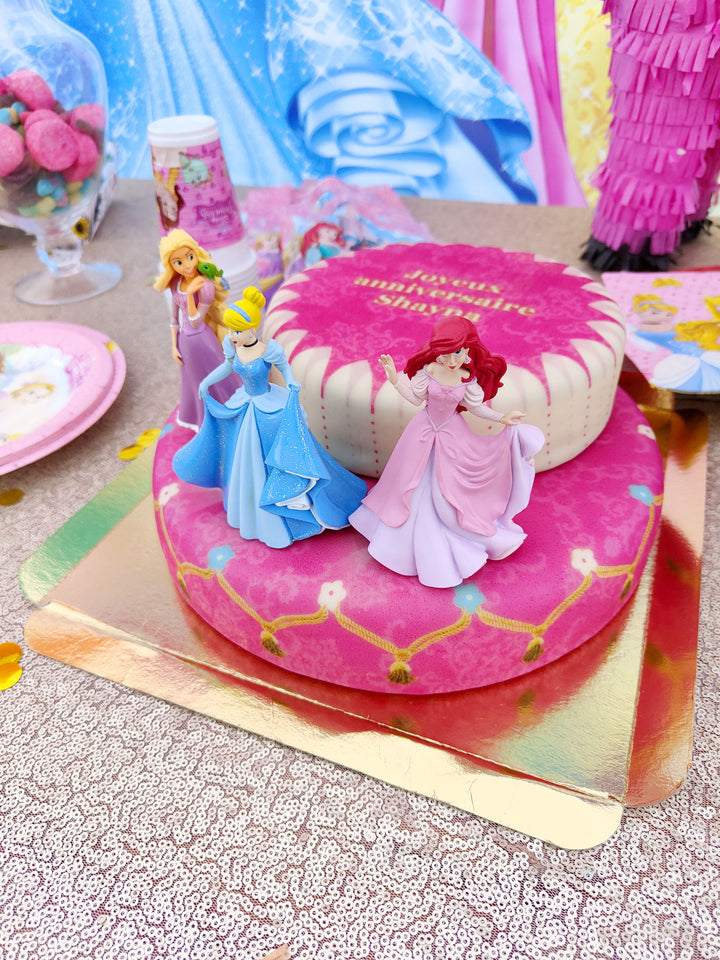 3 Prinzessinnen auf zweistöckiger Torte mit Band
