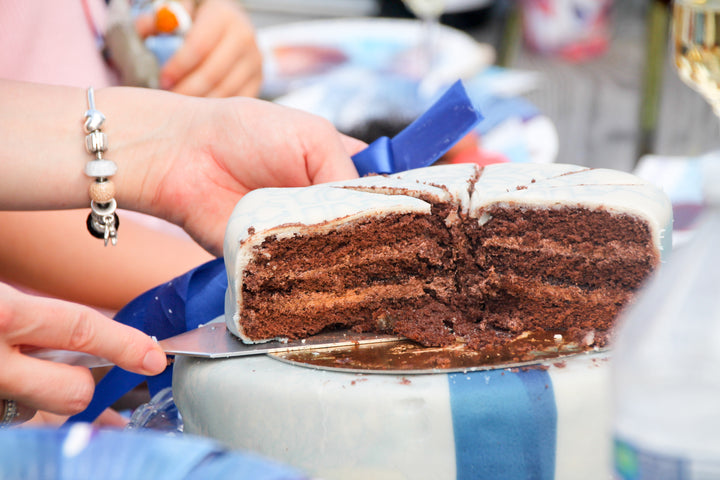 Die Eiskönigin® Elsa, Schwester Anna &amp; Olaf Figuren auf 2-stöckiger Schneeflocken-Torte