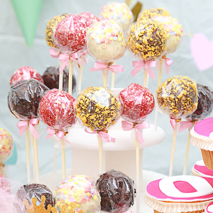 12 Cake-Pops mit Logo, Orange- &amp; Erdbeer-Crisp