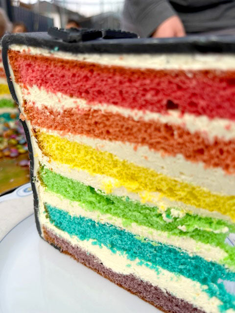 Schwarze Deluxe Torte mit Tortenband