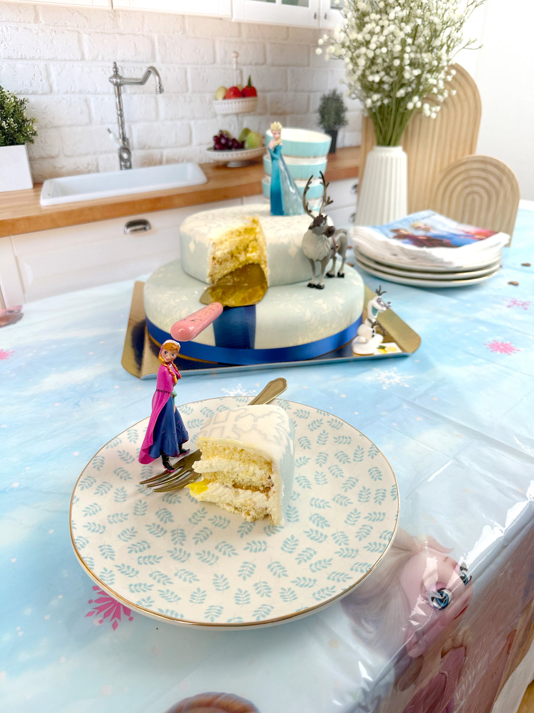 Die Eiskönigin® Elsa, Schwester Anna & Olaf Figuren auf 2-stöckiger Schneeflocken-Torte