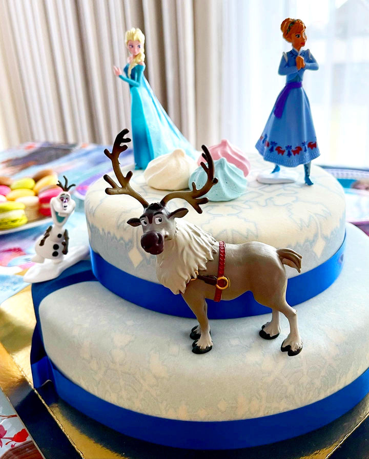 Die Eiskönigin® Elsa, Schwester Anna &amp; Olaf Figuren auf 2-stöckiger Schneeflocken-Torte