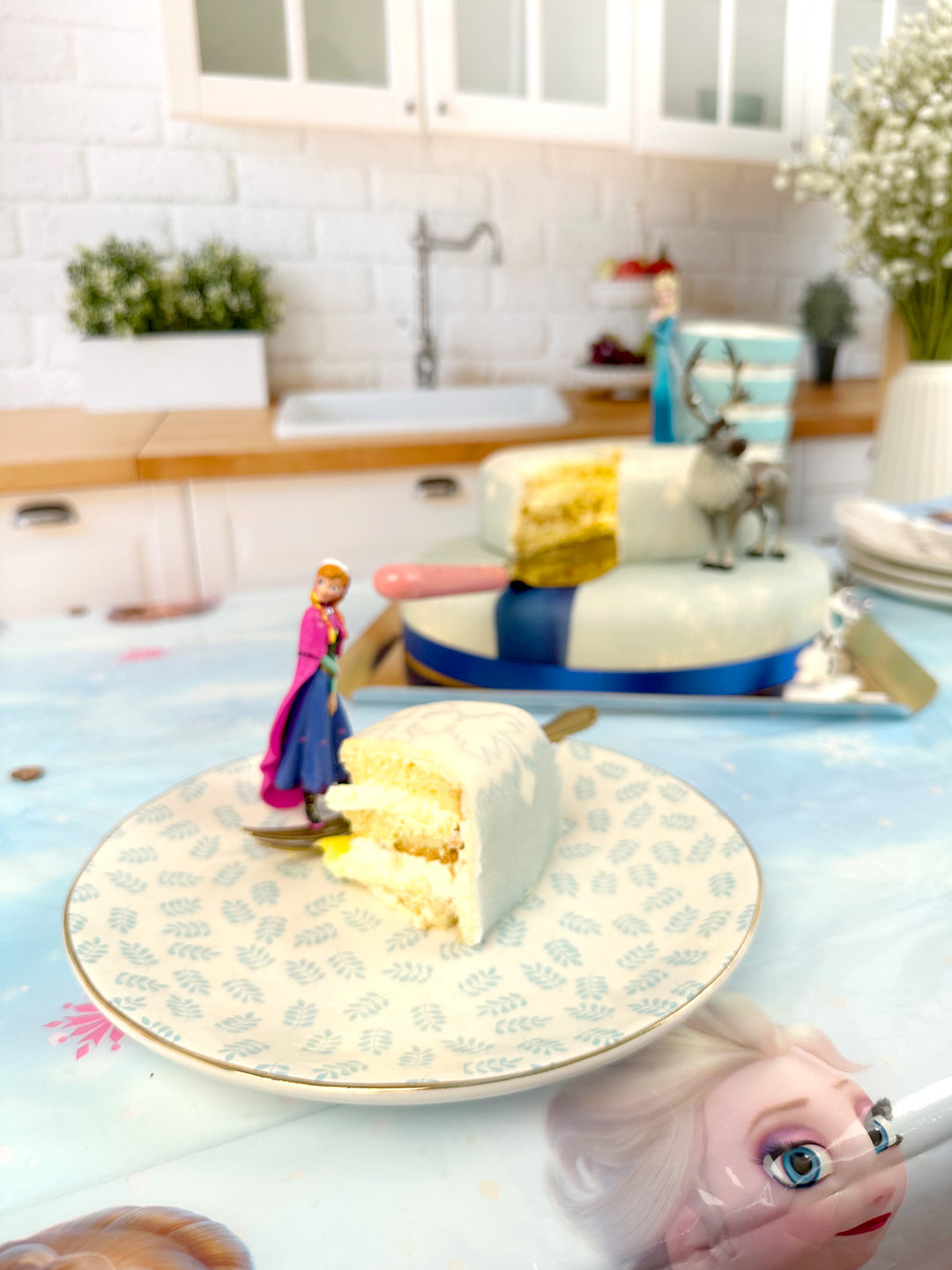 Die Eiskönigin® Elsa, Schwester Anna & Olaf Figuren auf 2-stöckiger Schneeflocken-Torte