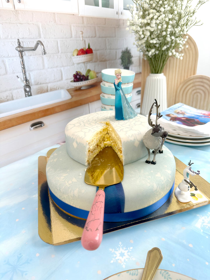 Die Eiskönigin® Elsa, Schwester Anna &amp; Olaf Figuren auf 2-stöckiger Schneeflocken-Torte