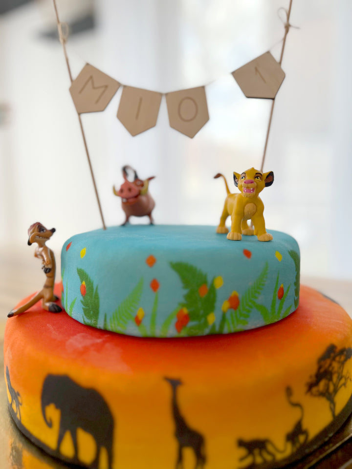 Simba®, Timon &amp; Pumbaa® auf 2-stöckiger Savannen-Torte