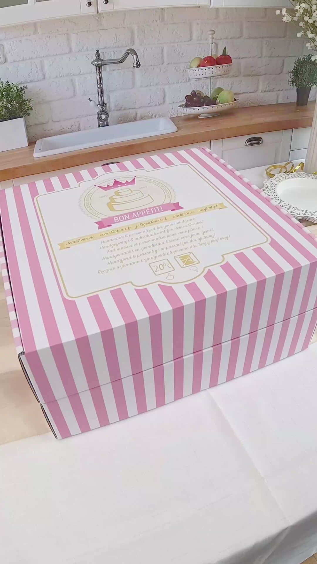Zweistöckige weiße Torte mit Tortenband