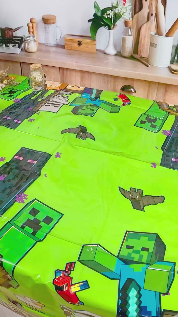 Minecraft®-Figur auf Spielewelt-Torte
