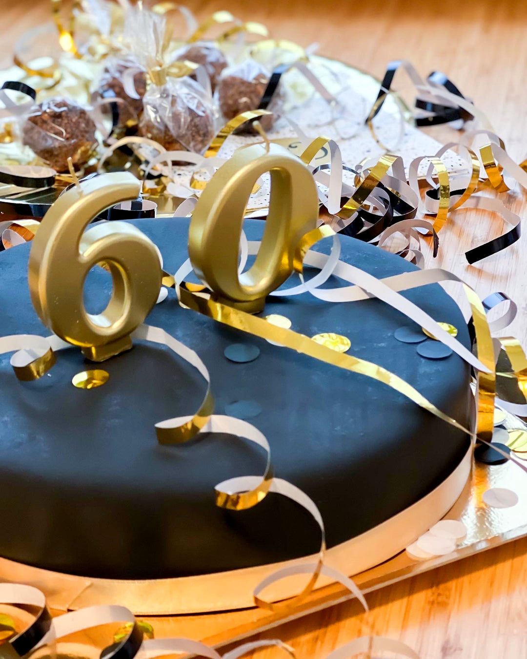 Schwarze Torte mit Tortenband