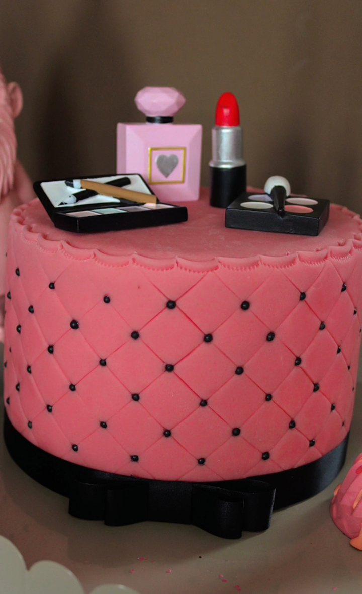 Deluxe Make-Up Torte mit schwarzem Band