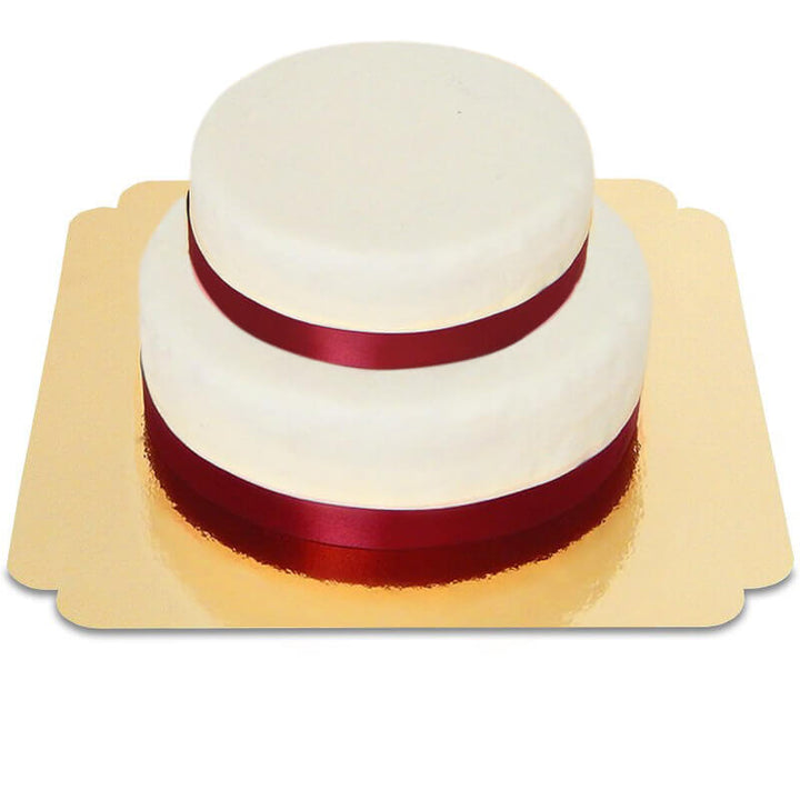 Zweistöckige weiße Torte mit Tortenband