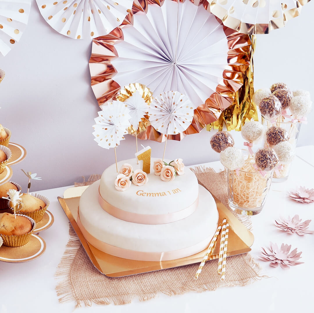 Zweistöckige weiße Torte mit Tortenband